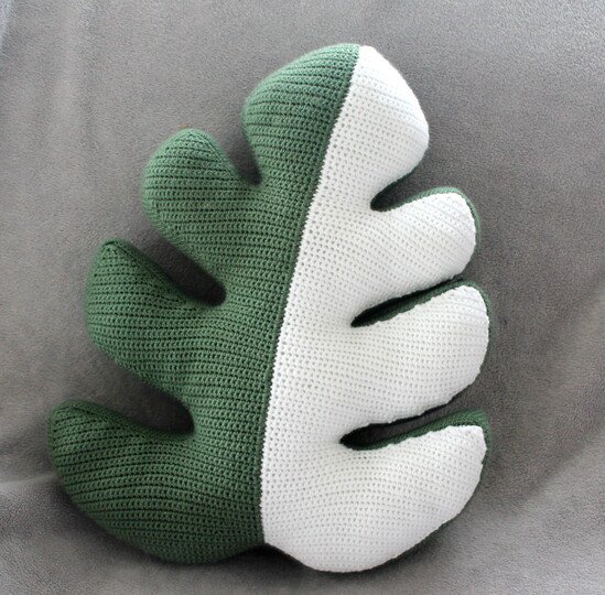 Crochet a Monstera Leaf Pillow – a Big Leaf to Cuddle (EN & DE)