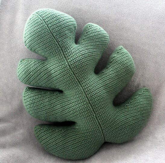 Monstera Cushion – crochet pattern for a leaf pillow, approx. 50 cm