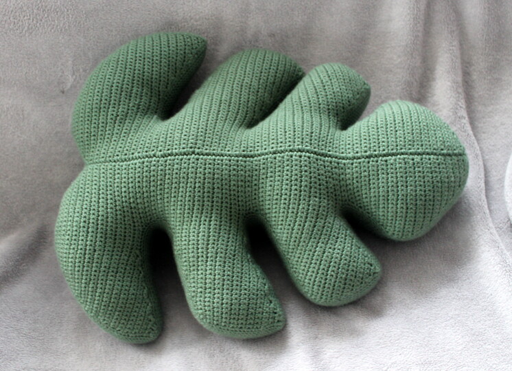 Monstera Kissen – Häkelanleitung für ein Blatt-Kissen, ca. 50 cm (Deko)