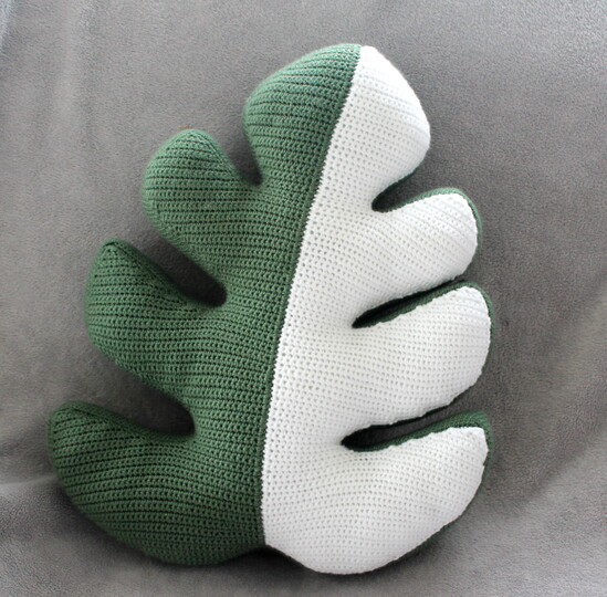 Monstera Kissen – Häkelanleitung für ein Blatt-Kissen, ca. 50 cm (Deko)