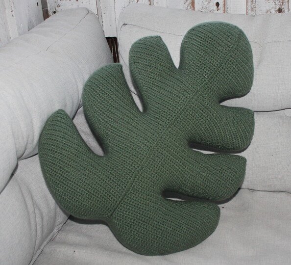 Monstera-Kissen häkeln – ein großes Blatt als Kuschelkissen (DE & EN)