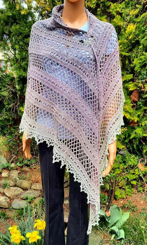 Mannequin trägt gehäkeltes Dreieckstuch in Flieder-Grau mit Spitzenabschluss