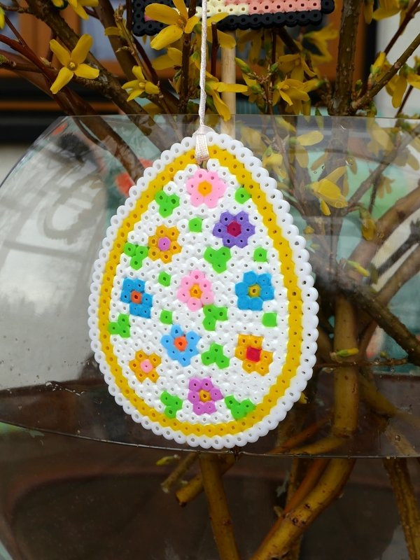 Osteranhänger und Blumenstecker aus Bügelperlen