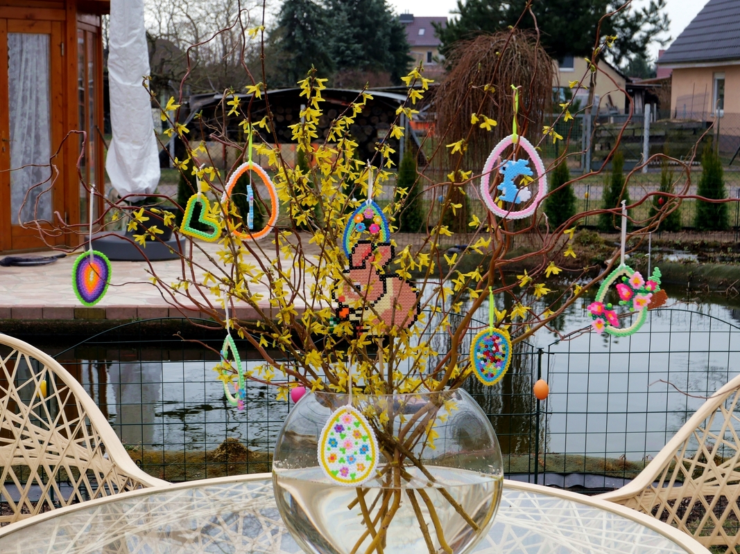 Osteranhänger und Blumenstecker aus Bügelperlen