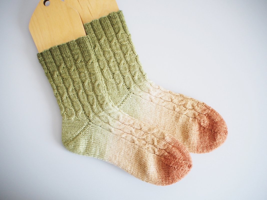 Wave - simple sock pattern with small cables