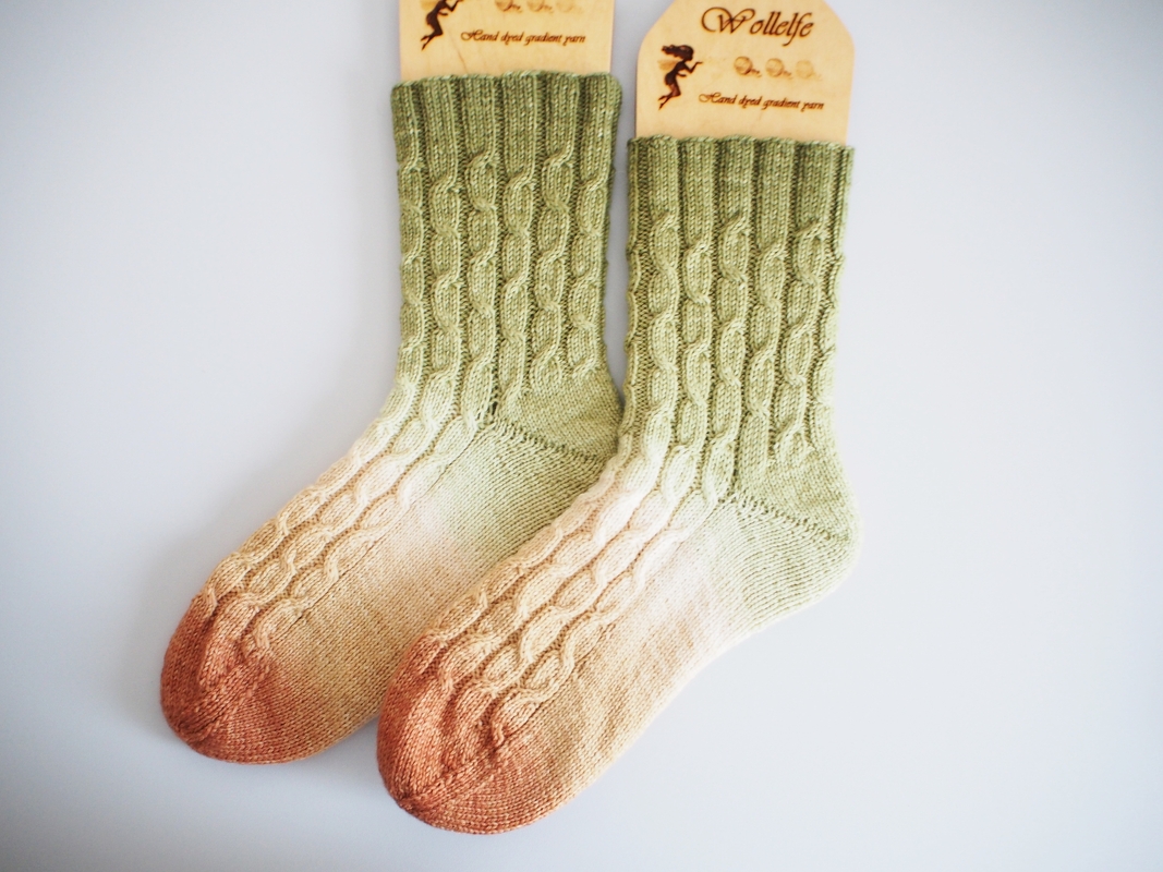 Wave - Socken mit einfachem Zopfmuster