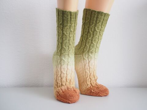 Wave - Socken mit einfachem Zopfmuster