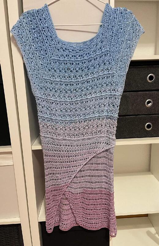 Gehäkelte Damen‑Tunika mit Farbverlauf von Hellblau zu Lila, kurzärmelig, Lochmuster, auf Bügel