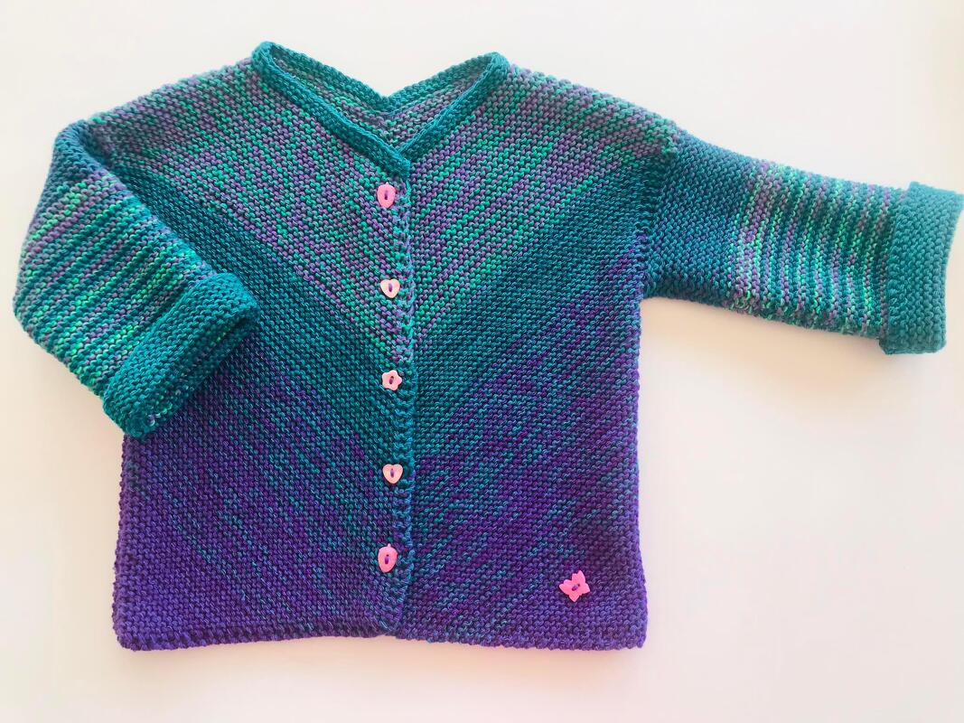 Schräg gestricktes Jäckchen "Lisa"