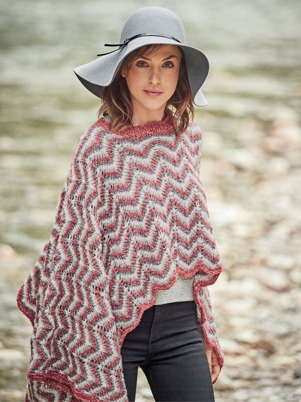 Strickanleitung: Gestreifter Poncho in Rost, Puder, Dunkel- und Hellgrau