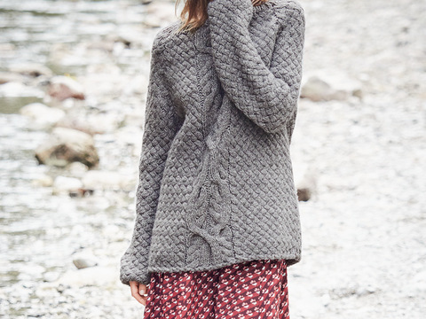 Strickanleitung: Silbergrauer Zopf-Raglanpulli mit Mütze