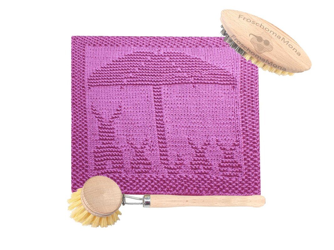 Magenta Strickquadrat mit Regenschirm- und Hasen-Reliefmuster und strukturierter Randkante, Holzbürsten als Styling-Element