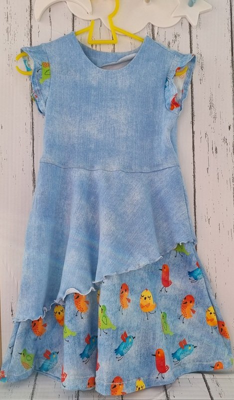 Hellblaues Kinder-Stufenkleid in Jeansoptik mit asymmetrischem Rock und buntem Vogelprint