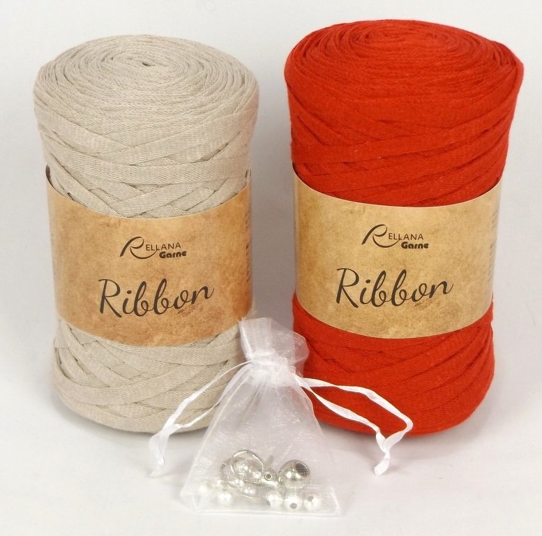 Zwei Spulen Bändchengarn (naturweiß und orange) mit einem Organzabeutel silberner und weißer Perlen