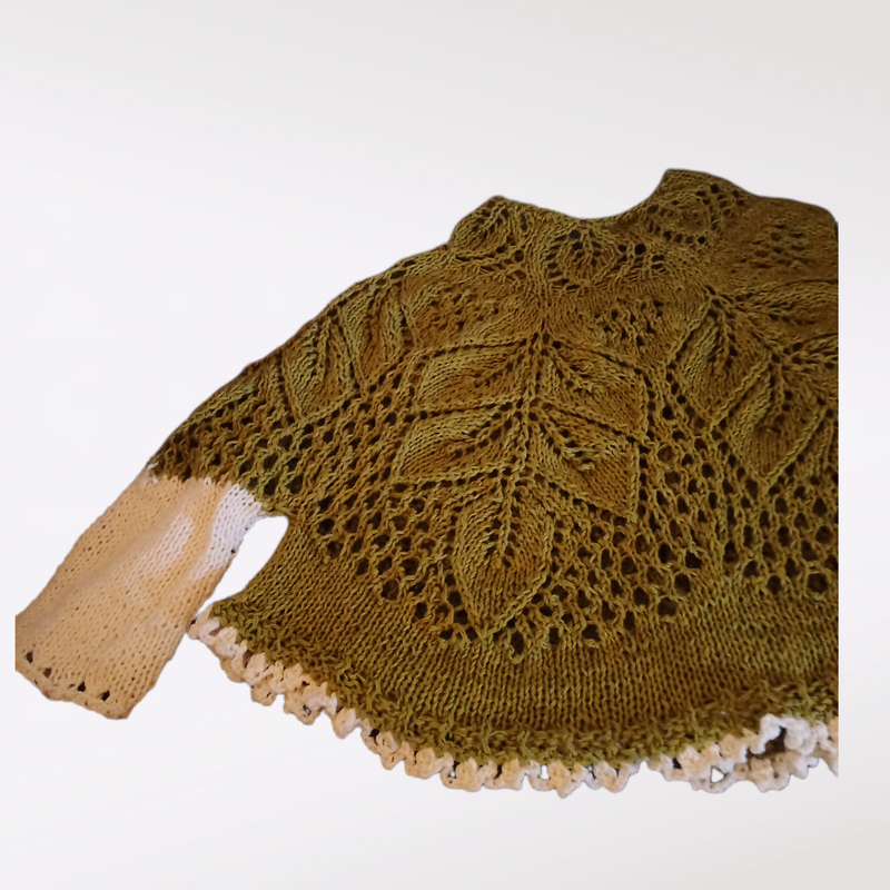 Gestrickte Damenjacke in Olivgrün mit Blatt-Ajourmuster und cremefarbenem Farbverlauf an Ärmeln und Saum.
