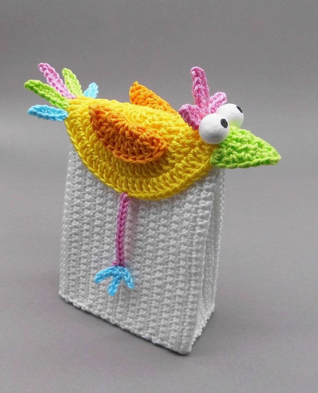Gift bag Colorful bird - simply from scraps of yarn - Image 3