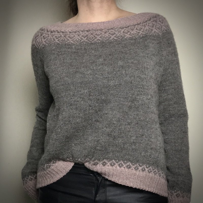 Grau-rosa gestrickter Damenpullover mit weitem Ausschnitt und kontrastfarbener Musterborte