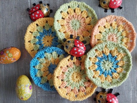Häkelanleitung bunte Untersetzer für den Ostertisch!