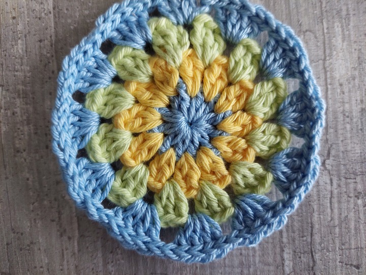 Häkelanleitung bunte Untersetzer für den Ostertisch!