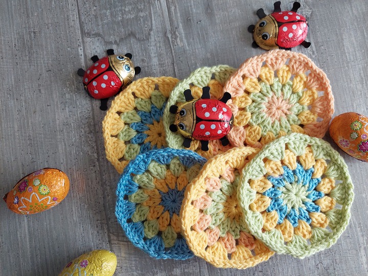 Häkelanleitung bunte Untersetzer für den Ostertisch!