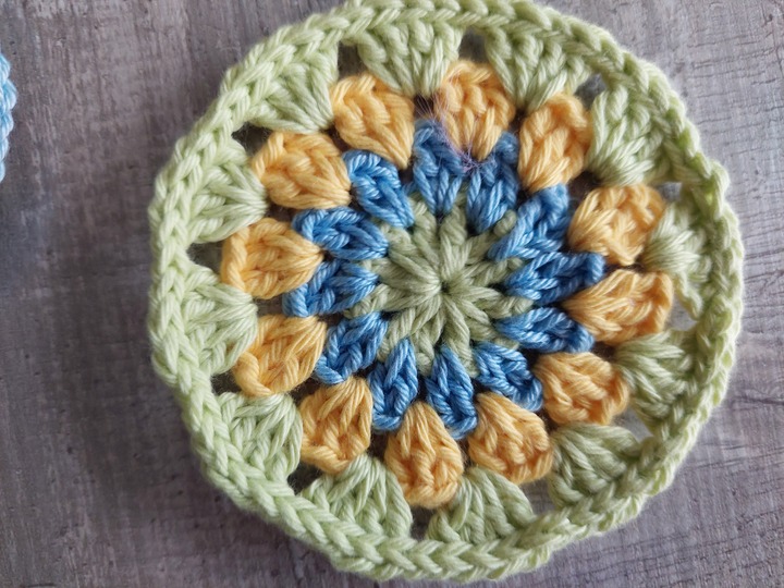 Häkelanleitung bunte Untersetzer für den Ostertisch!