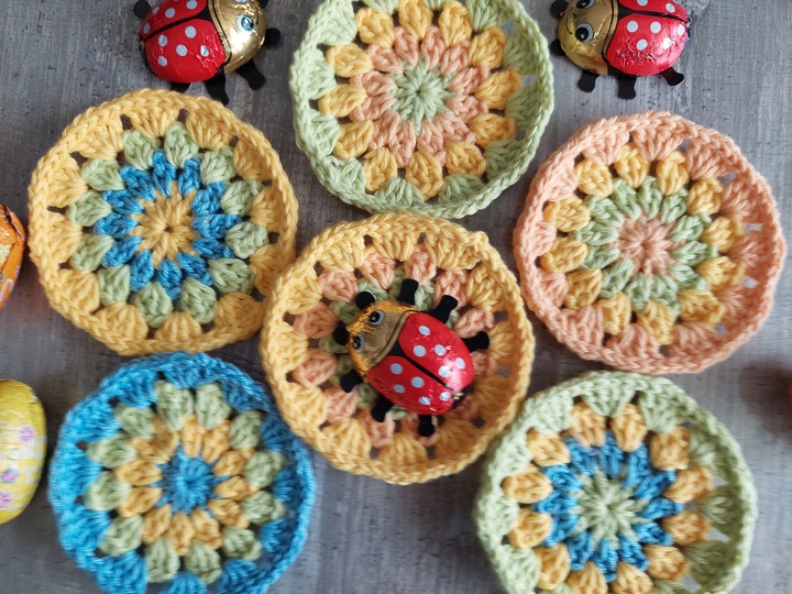 Häkelanleitung bunte Untersetzer für den Ostertisch!
