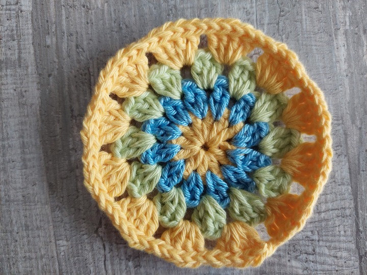 Häkelanleitung bunte Untersetzer für den Ostertisch!