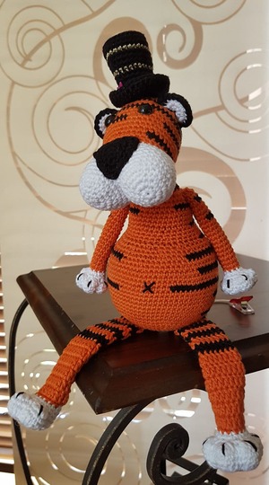 Häkelanleitung für die Spieluhr Leonardo der taktvolle Tiger