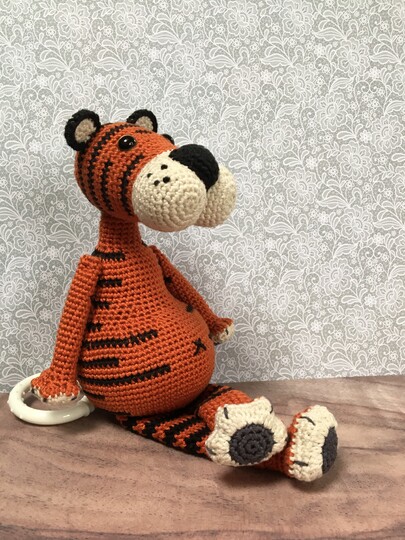 Häkelanleitung für die Spieluhr Leonardo der taktvolle Tiger