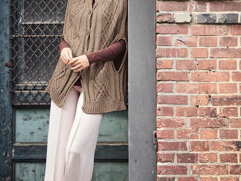 Strickanleitung: Camelfarbenes Cape mit Rippen- und Zopfmusterstreifen