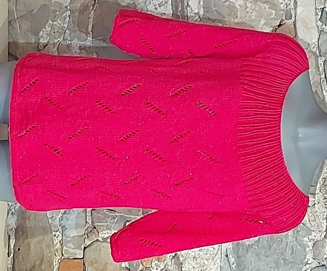 Pink gestrickte Damen-Tunika mit diagonalem Lochmuster und breitem Rippenkragen auf einer Schaufensterpuppe