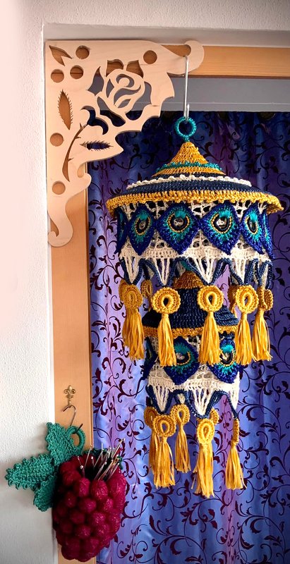 Hängende mehrstufige gehäkelte Laterne in Blau, Gelb und Creme mit runden Motiven und gelben Quasten