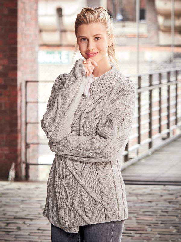 Strickanleitung: Verschlusslose Jacke im Zopfmuster-Mix in Beige