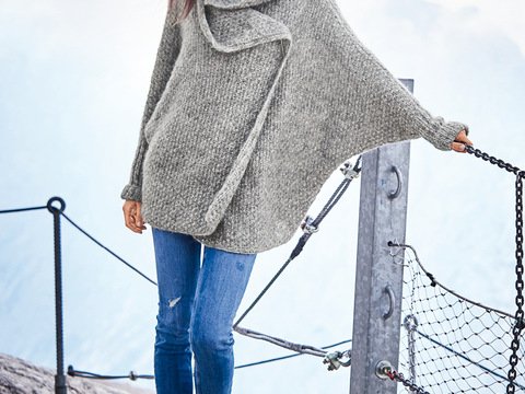 Strickanleitung: Graumelierte Oversize-Jacke in Fledermausform