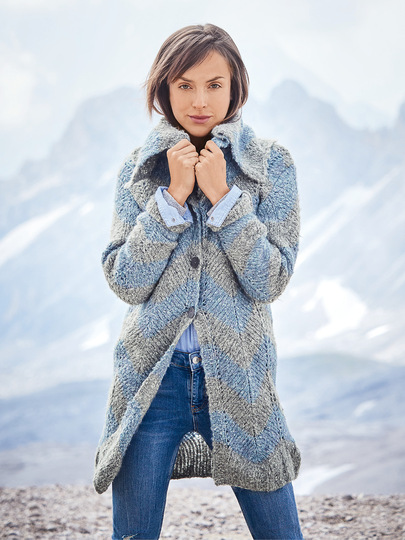 Strickanleitung: Lange Hellgrau/blaue Jacke mit Zackenmuster