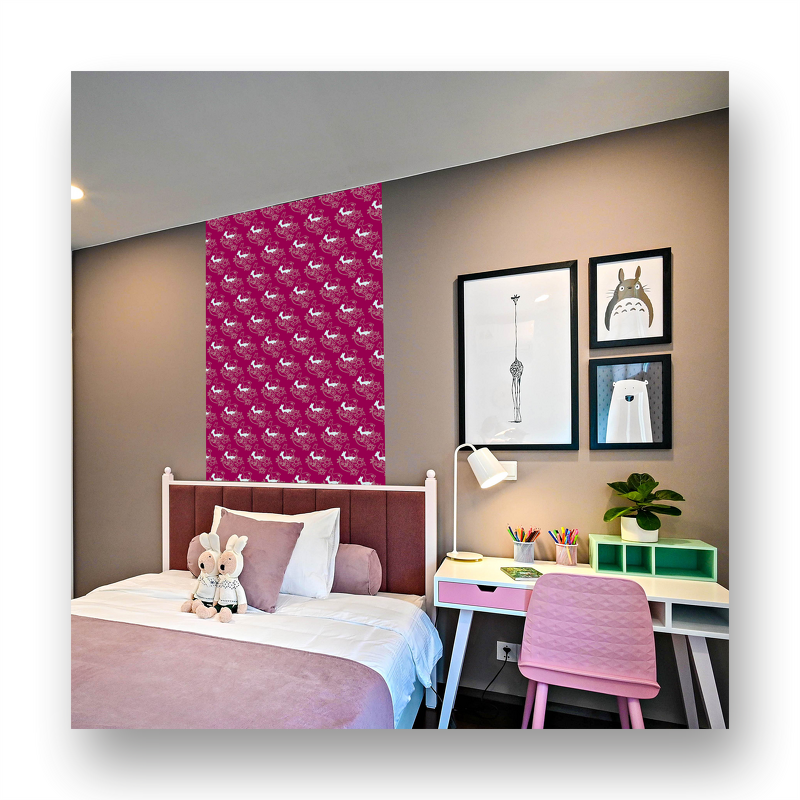 Pinkes gemustertes Digitalpapier als vertikaler Streifen an einer Schlafzimmerwand über dem Bett.