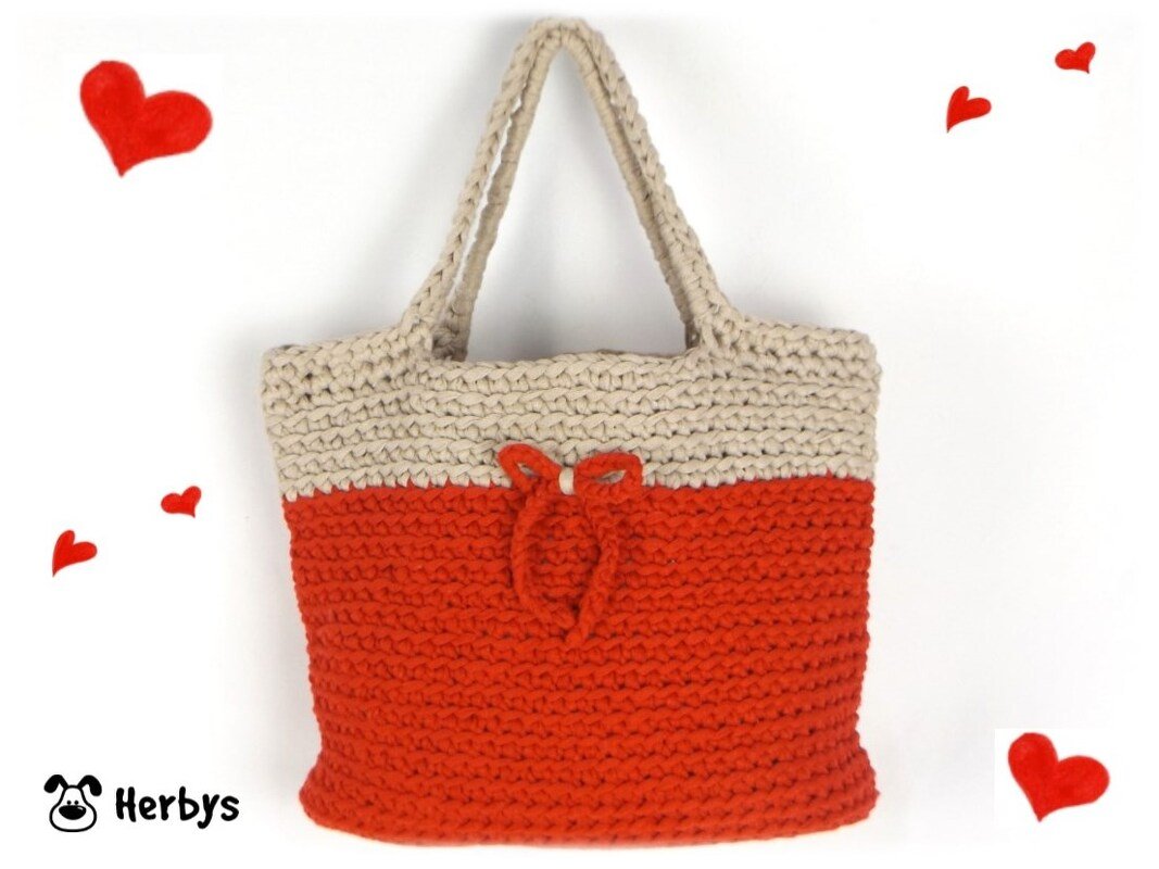 Zweifarbige gehäkelte Henkeltasche in Rot und Beige mit Schleife und geflochtenen Henkeln