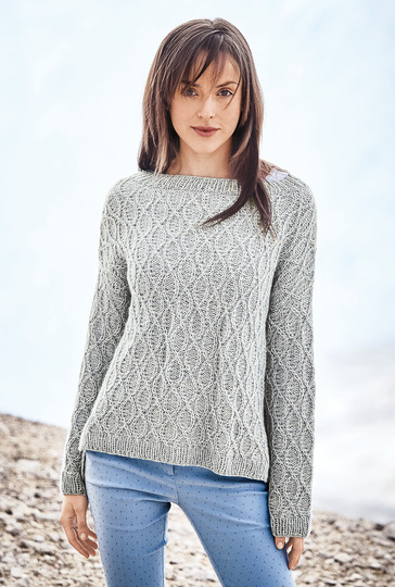 Strickanleitung: Pulli mit Hebemaschenzöpfen in Hellblau meliert