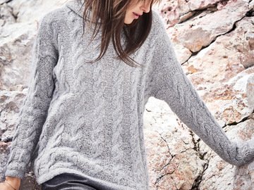 Strickanleitung: Kapuzenpulli mit Zopfmuster in Eisblau