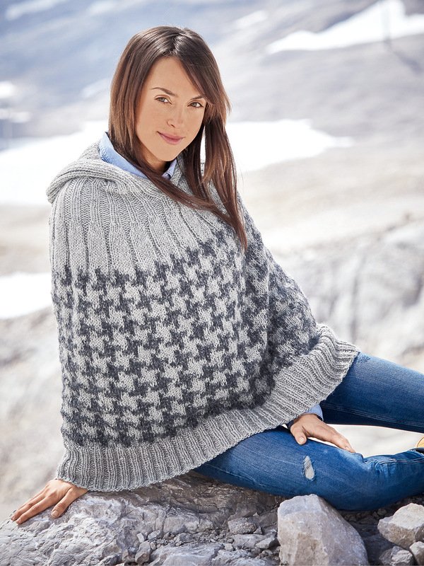 Strickanleitung: Kapuzen-Poncho in Hellgrau
