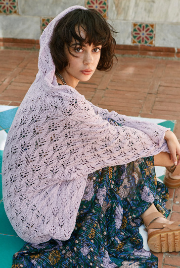 Strickanleitungen: Romantischer Wickelhoodie im transparenten Ajourmuster