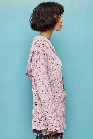 Strickanleitungen: Romantischer Wickelhoodie im transparenten Ajourmuster