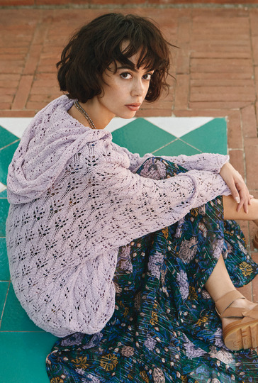 Strickanleitungen: Romantischer Wickelhoodie im transparenten Ajourmuster