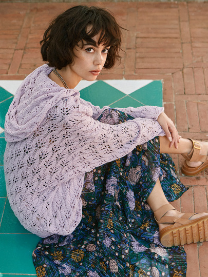 Strickanleitungen: Romantischer Wickelhoodie im transparenten Ajourmuster