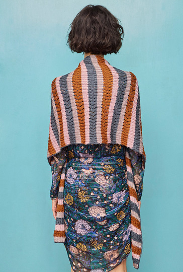 Strickanleitung: Wärmendes Tuch im angesagten Streifenlook