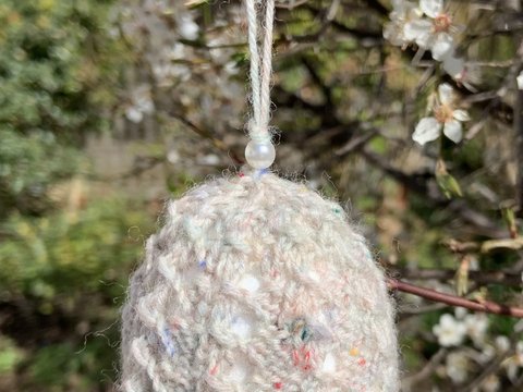 Gestricktes Osterei im Tausendfüßlermuster