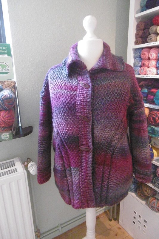Lila-pink-blau melierte Strickjacke mit Kragen und Knopfleiste auf Schaufensterpuppe