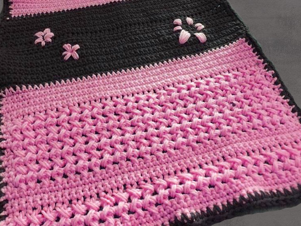 Gehäkelter Tischläufer in Pink und Schwarz mit Blüten- und Pfotenapplikationen