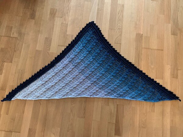 Crochet pattern triangular scarf "Kabye"