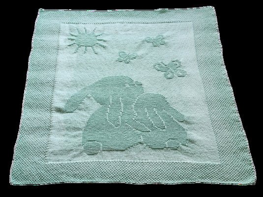 Hellgrüne gestrickte Babydecke mit zwei reliefgestrickten Elefanten, Schmetterlingen und Sonne